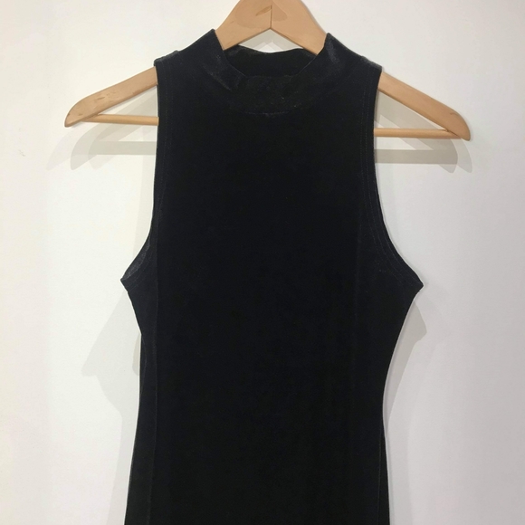 Sleeveless velvet dress with mockneck - Picture 5 of 7